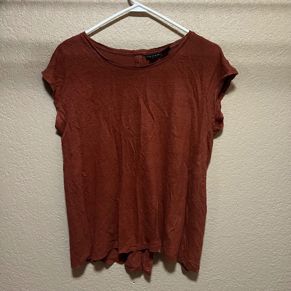Burnt orange T-shirt with back bittons